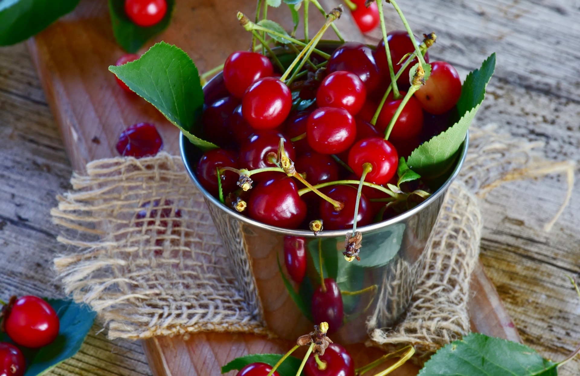 “TISANA FREDDA DI ROSA CANINA ALLE VISCIOLE”